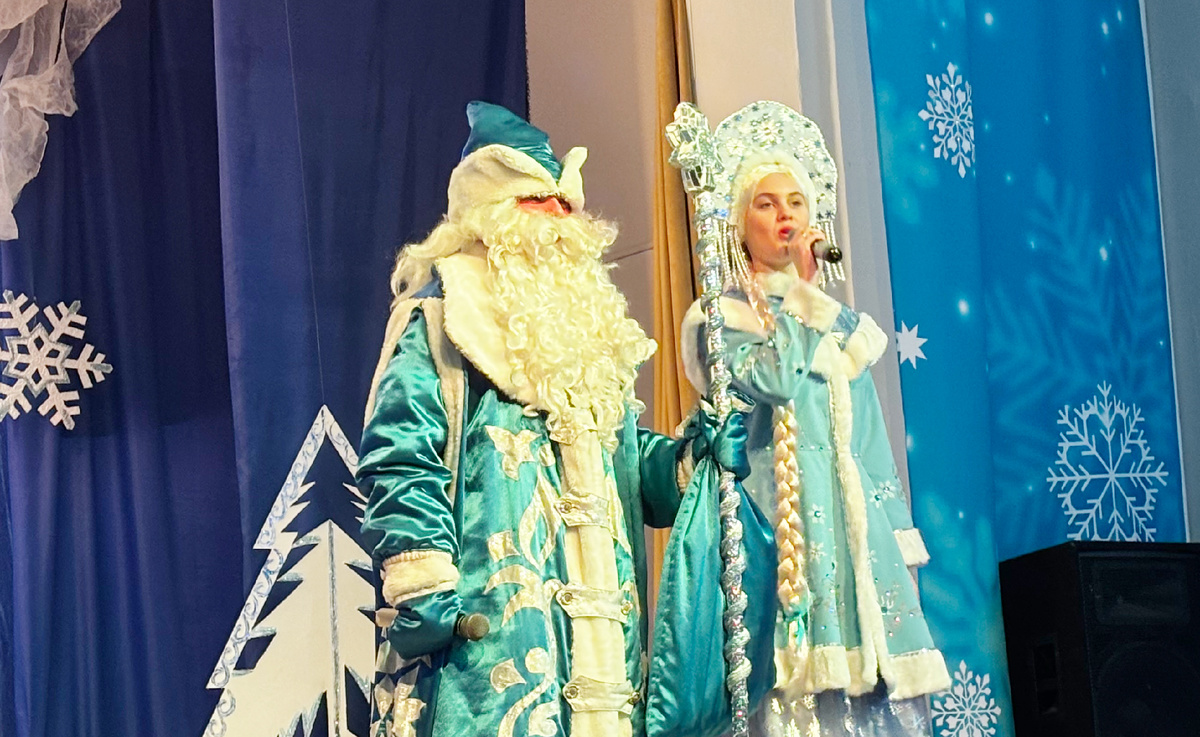 Вестники волшебства и Нового года заглянули в гости к юным снегуркам, чтобы поиграть и зажечь ёлку