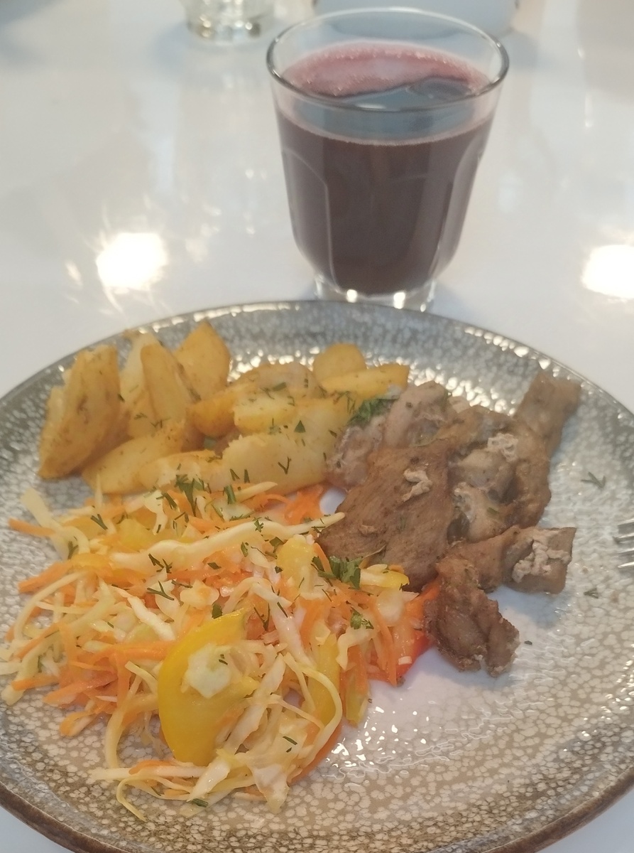 Да, салат был однозначно хорош. И мясо тоже, прости меня Господи. 