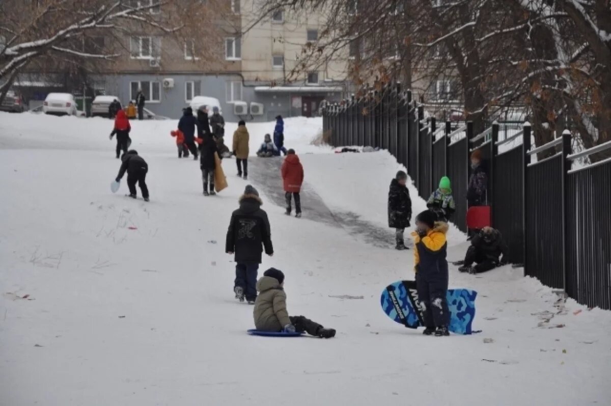    В Уфе дети катались с горки, которая вела прямо в железный забор