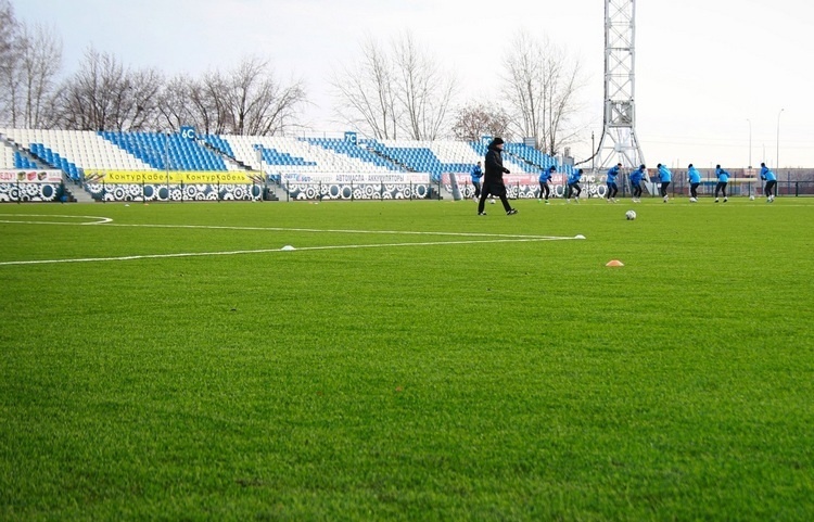    «Искусственное поле для нас точно лучше, чем весь март и половину апреля проводить в Нижнекамске».   
Фото: fckamaz.ru