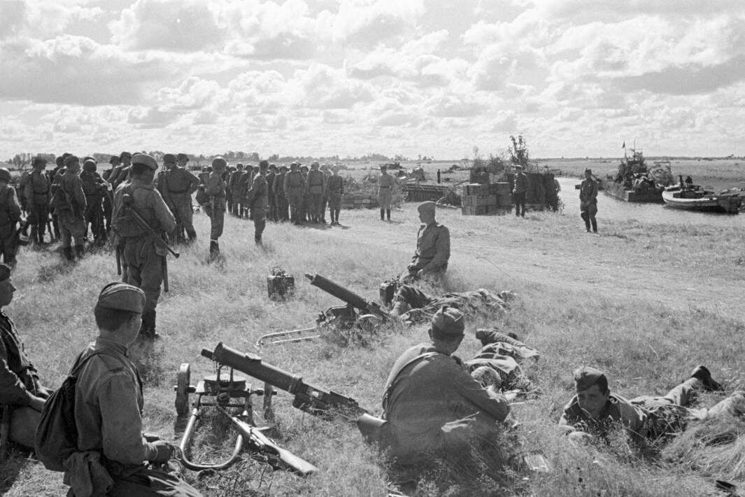 Пехотинцы-десантники готовятся к посадке на корабли, Чудское озеро на границе с Эстонией, июль–сентябрь 1944 года Фото: РИА Новости/Сергей Шиманский