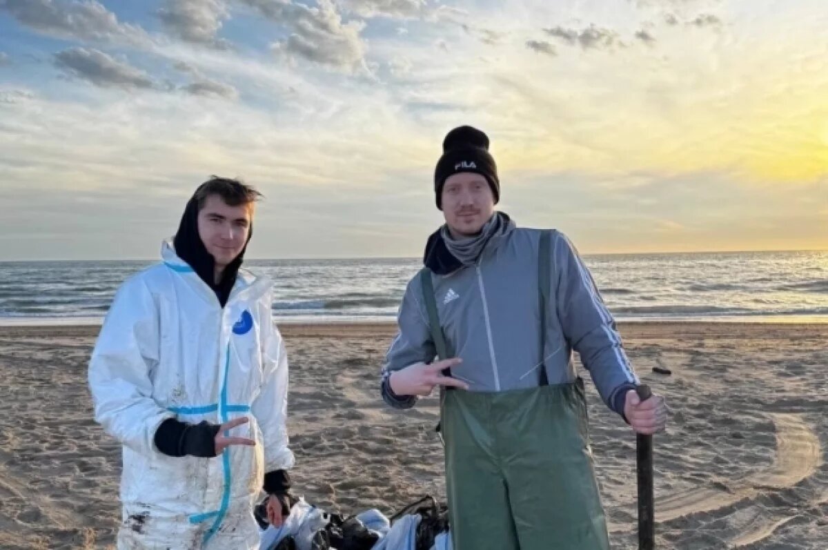    Футболист «Енисея» Сорокин помогает очищать пляжи Кубани от мазута