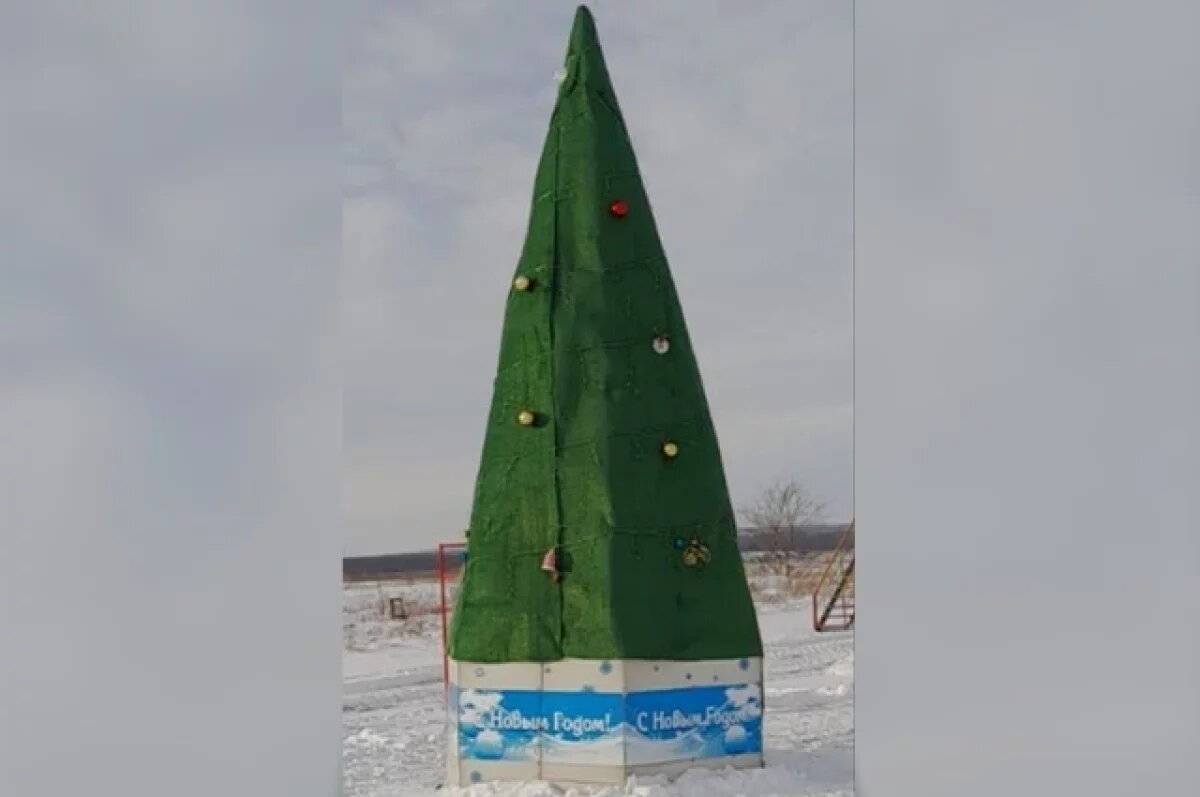    Власти Красного Коммунара вместо елки установили зеленую тряпку на каркасе