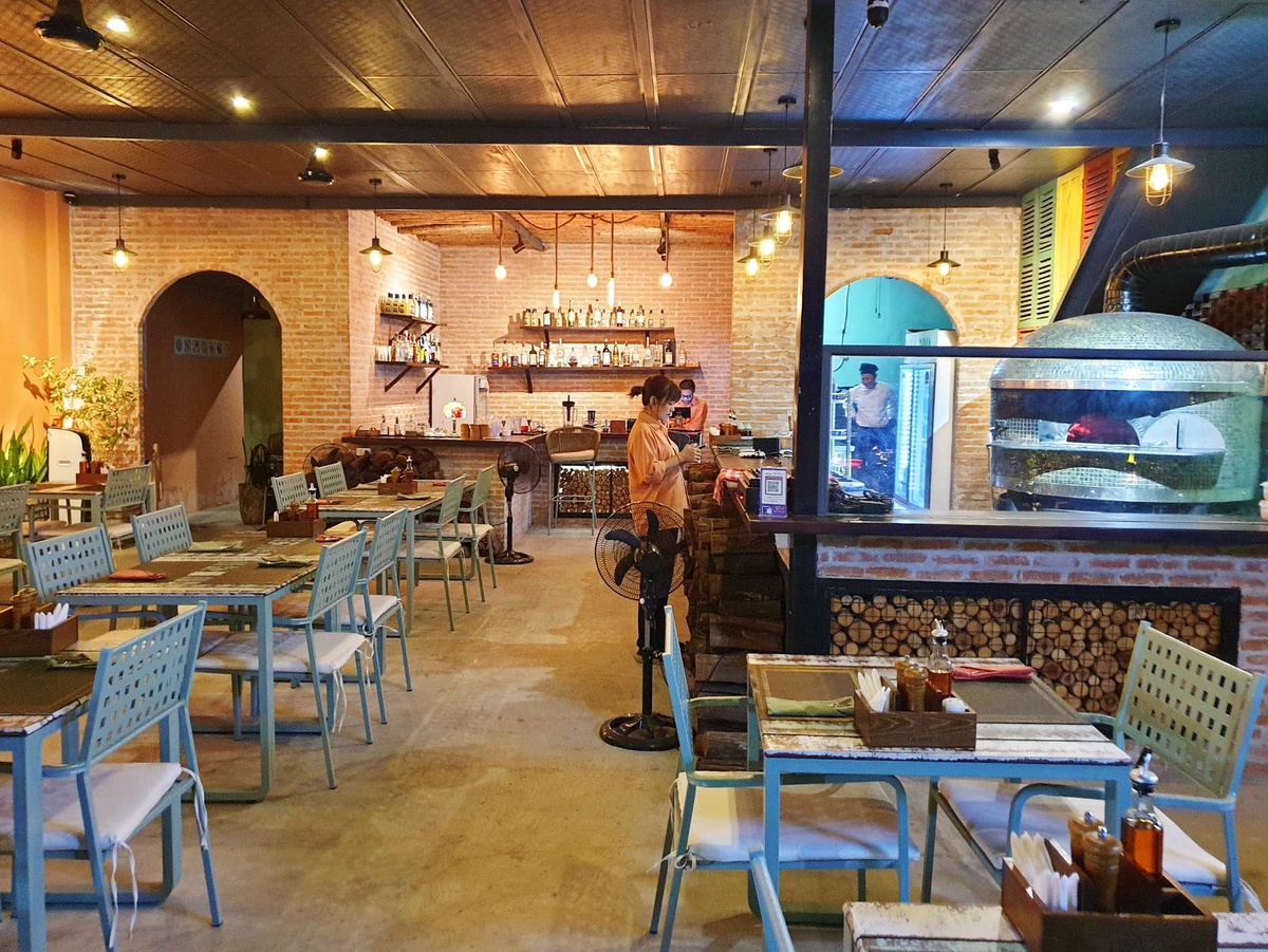 Общий вид зала итальянского ресторана La Riva