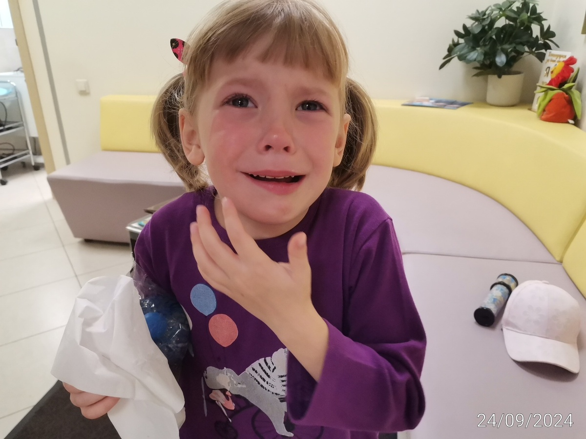 Агния страдает после лечения. Потому что щека заморожена. Теперь она никогда не сможет есть.