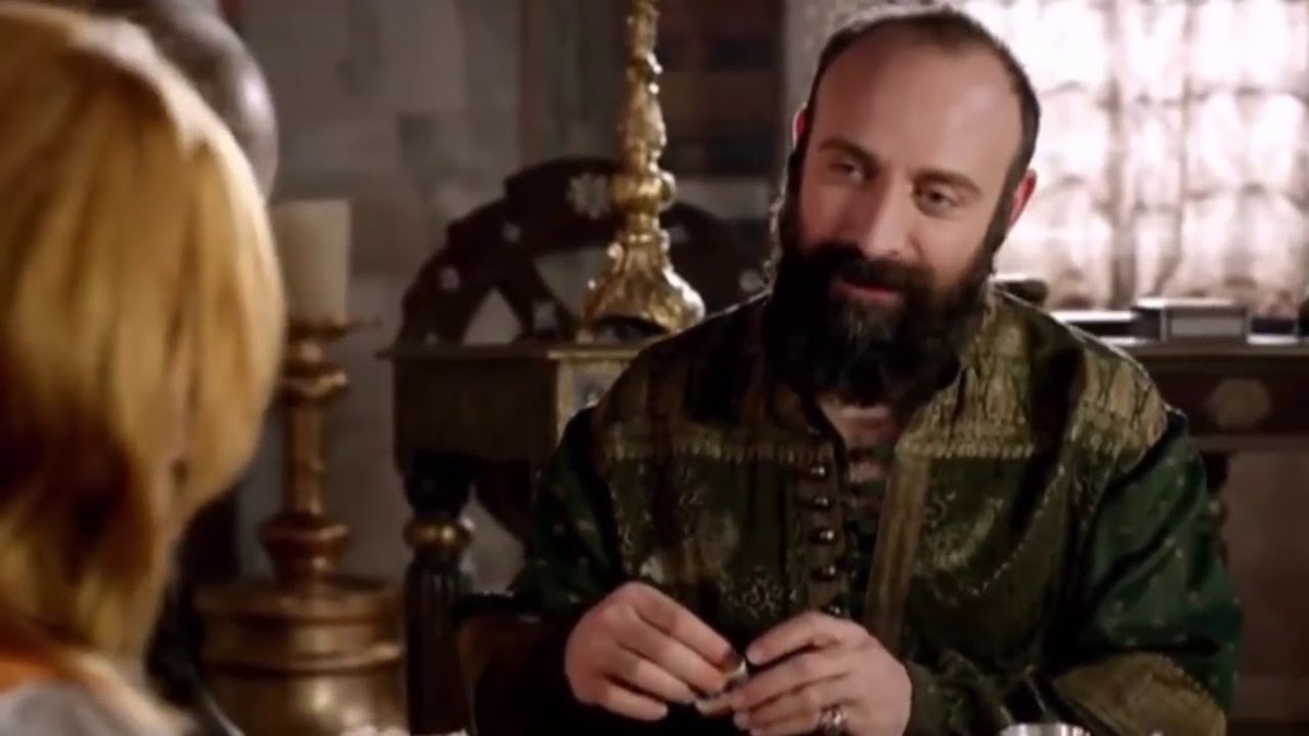 Сулейман рассказывает Хюррем о кладе отца