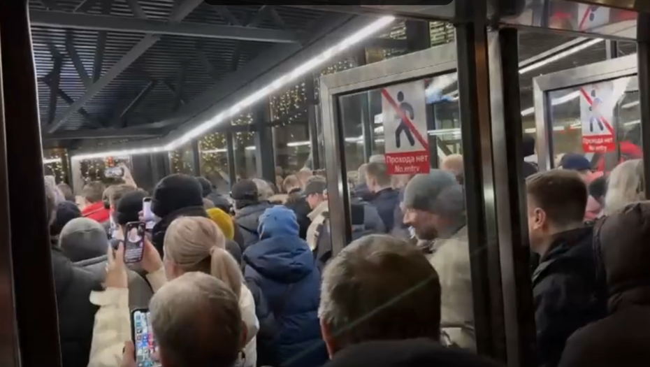    Жители Петербурга заходят в вестибюль новой станции метро "Горный институт", 27.12.2024. Снимок с видео, максимально возможное качество. Автор фото: "Деловой Петербург"