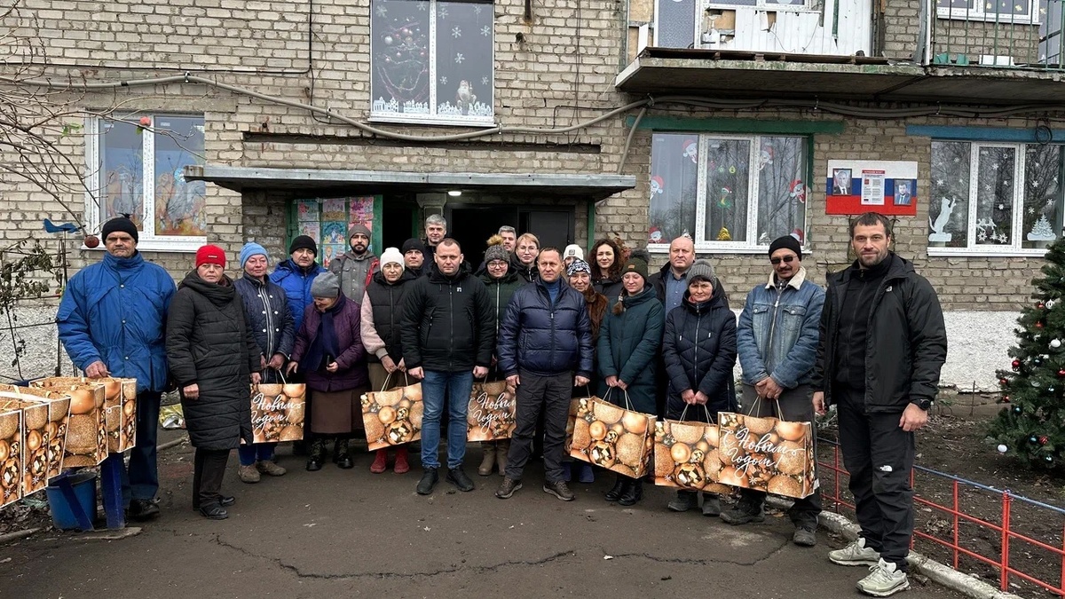    По поручению Руслана Кухарука команда правительства Югры оценила восстановление городов ДНР и привезла новогодние подарки местным жителям