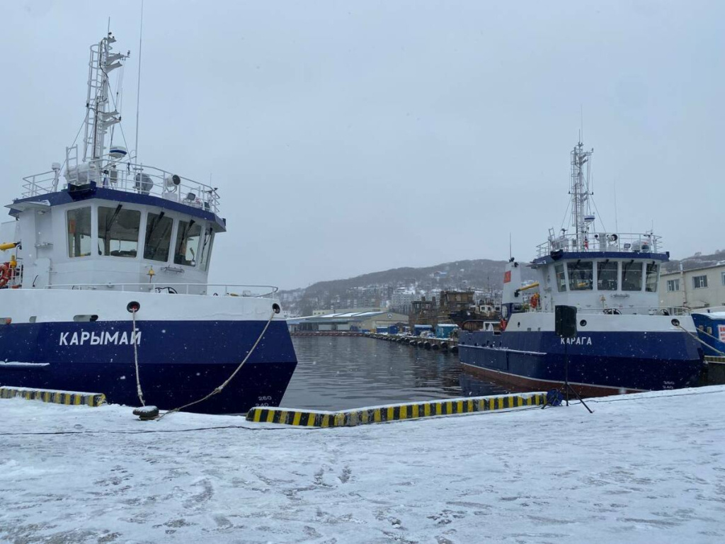 На судах "Карага" и "Карымай" проекта 04130 поднят государственный флаг России / Фото: Пресс-служба правительства Камчатского края  📷
