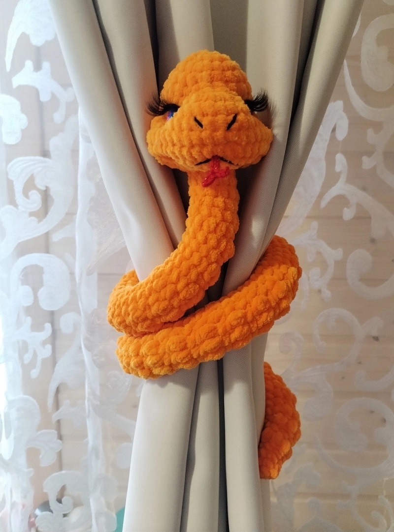    Змею-завитушку можно разместить, где угодно