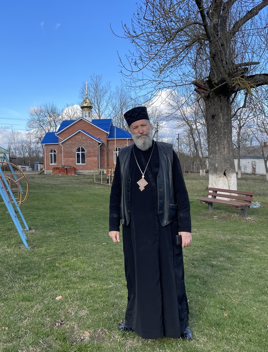 Протоиерей Трофим Щербаков, позади него новый храм Рождества Пресвятой Богородицы в станице Калужской./фото: оксана драч