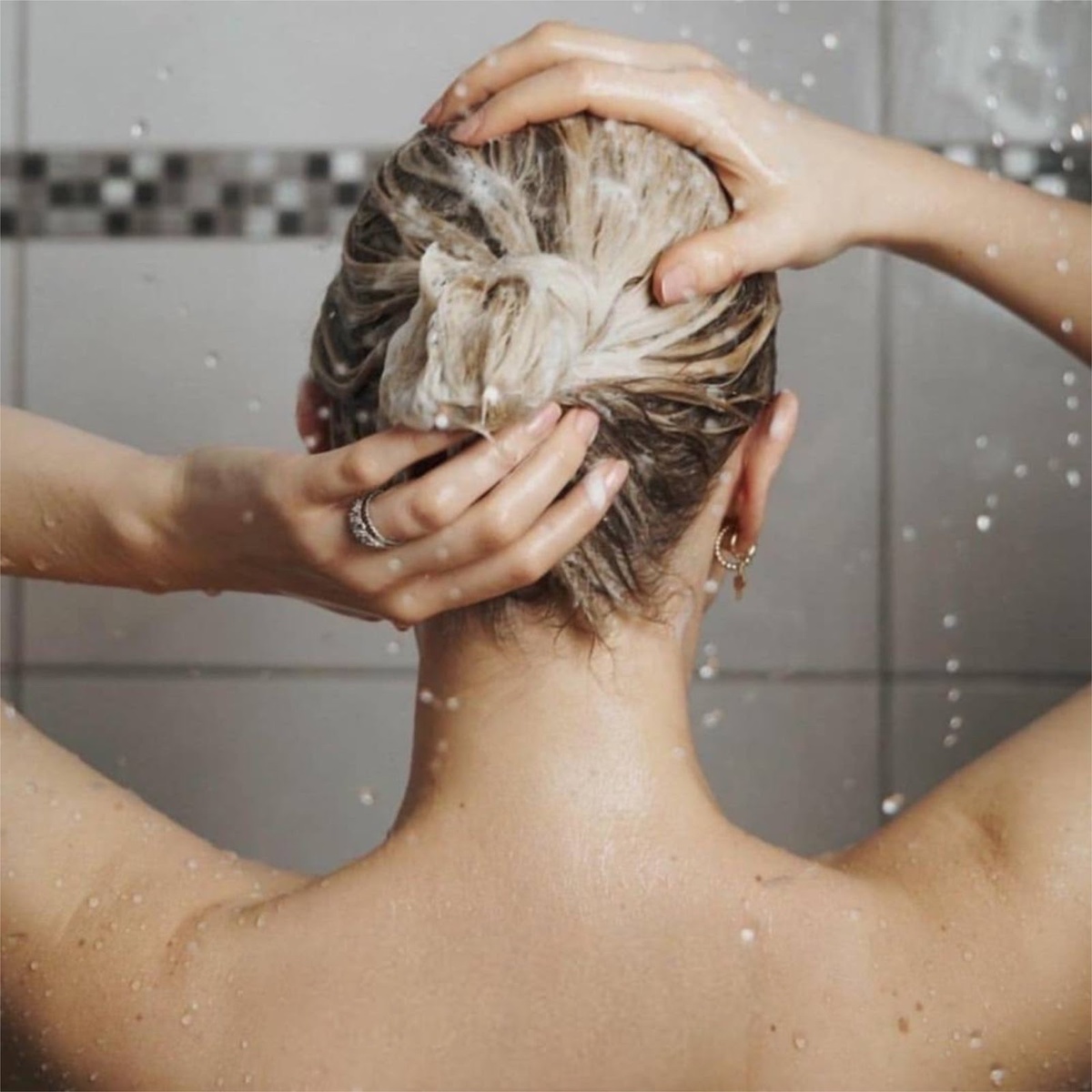 Возможно вы сталкивались с ситуацией, что в какой-то период мыть голову приходится чаще, так как корни волос быстрее становятся жирными и прическа выглядит неопрятно.