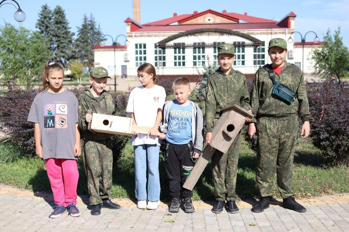    В рамках Всемирного дня птиц волонтеры Ванновского поселения провели акцию «Птичий уют», развесив скворечники в парке «75 лет Победы» / фото пресс-службы администрации Ванновского поселения