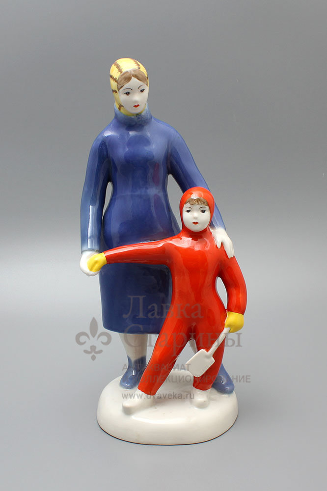 Статуэтка «Зимняя прогулка», скульптор Пермяк М. Е., фарфор, Вербилки, 1963 г. Фото с нашего сайта dvaveka.ru