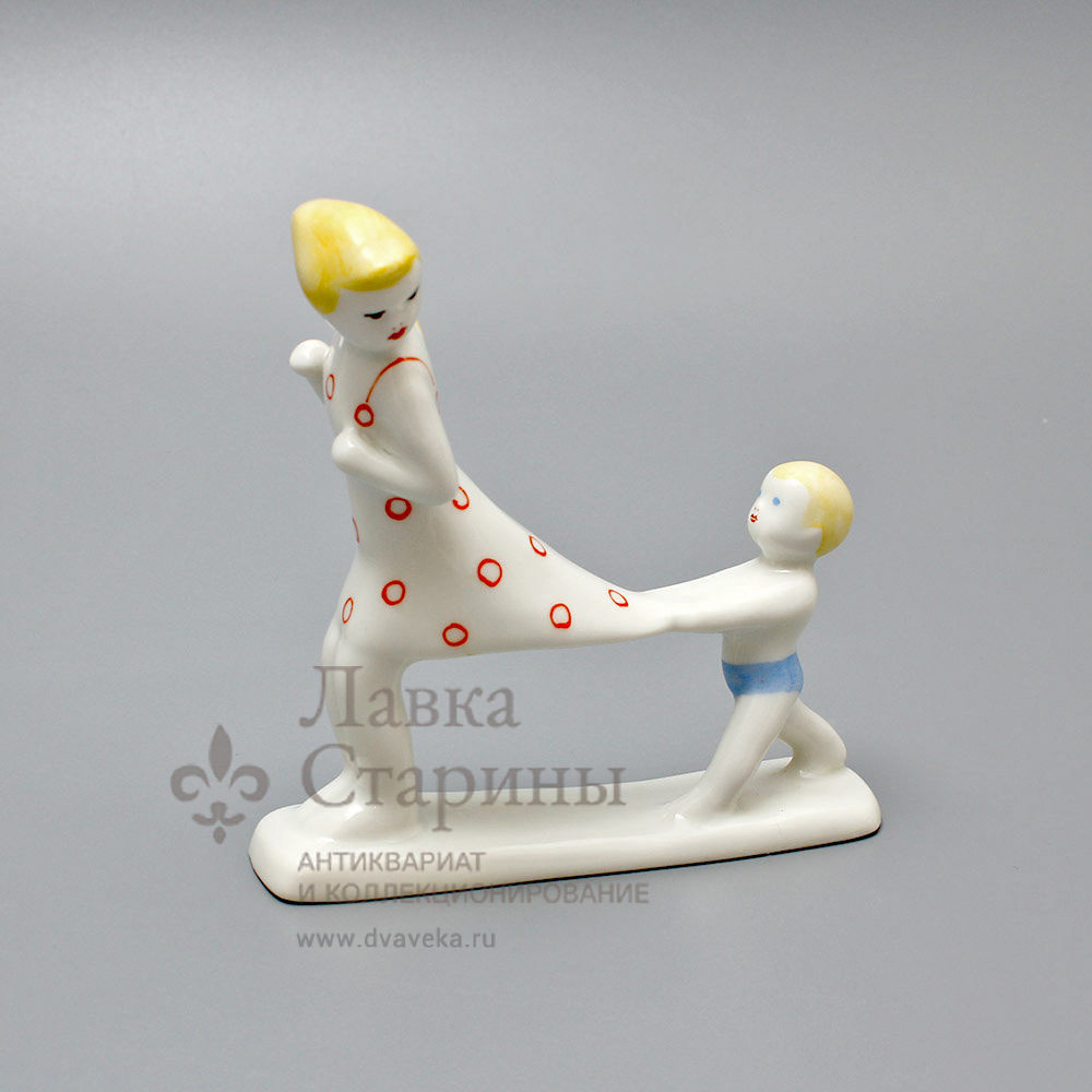 Статуэтка «Подожди», скульптор Пермяк М. Е., фарфор, Вербилки, СССР, 1950-60 гг. Фото с нашего сайта dvaveka.ru