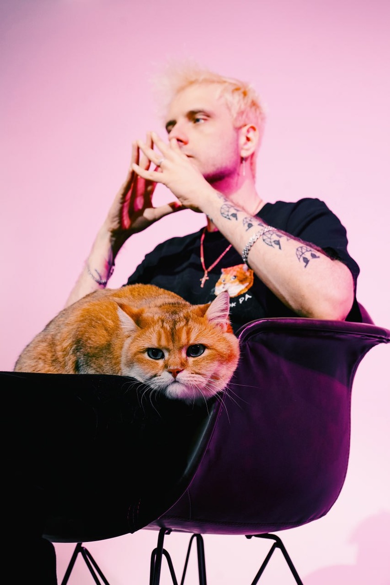 Андрей и его котёнок Ра. Фото взято из официального телелеграмм канала Андрея. https://t.me/pyrokinesistg