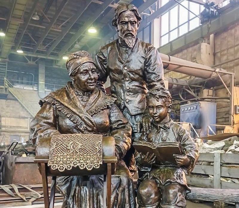    Композиция состоит из фигур трех людей - маленького Максима Горького и его бабушки и дедушки