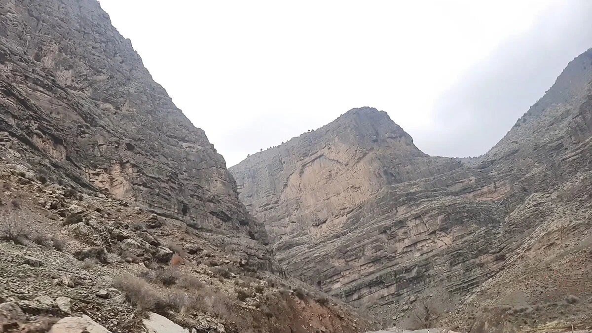 Ущелье Железных ворот - скала Ариамаза по определеию Клода Рапэна