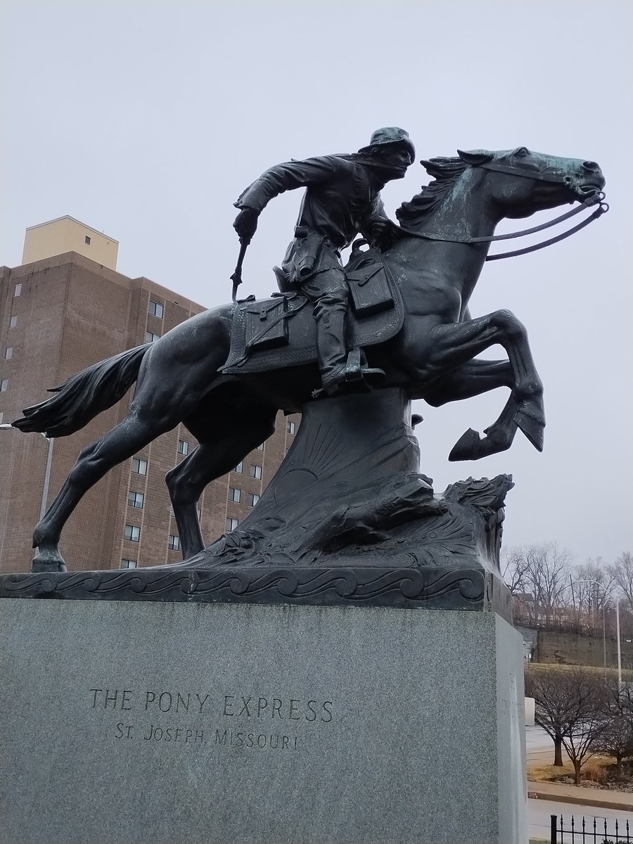 Это вот тот самый памятник первому почтальону