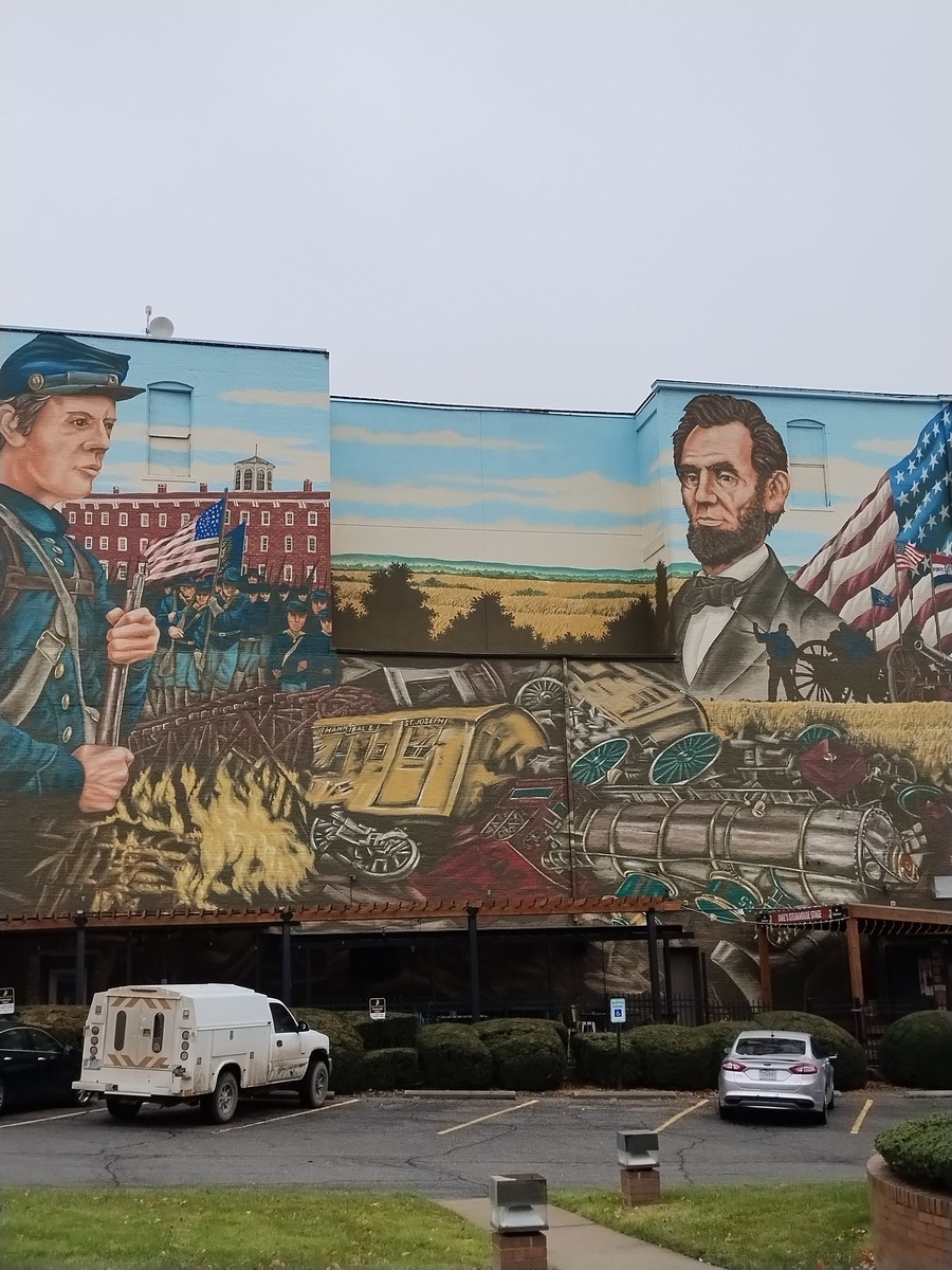 Этот мурал на стене большого здания в Даун Тауне рассказыает именно события Гражданской воный 1860-1865 года, изображен тогдашний президент Авраам Линкольн  и его солдат