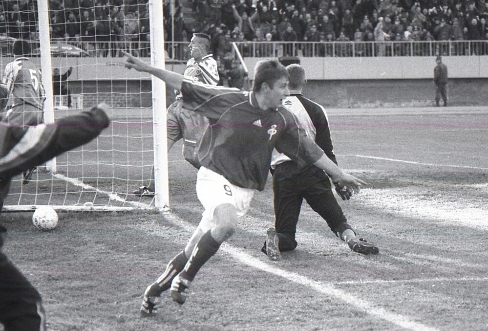 Виталий Сафронов! Увы, фото Мохамеда Камары у меня нет, хотя в 2001 году я ездил в Москву на игру ЦСКА-Д - "Факел" - Д, с дублем "огнеопасных", прекрасно видел Мохамеда Камара, но фотоаппарат я почему-то в ту поездку я не взял...