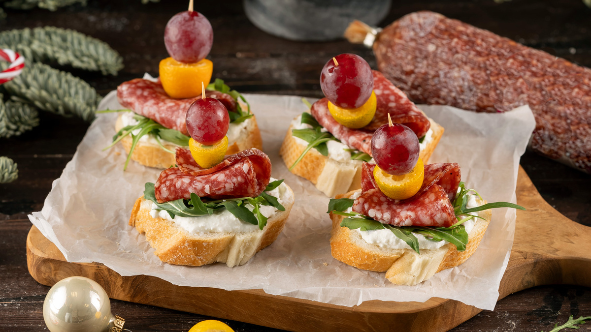 Бутерброд с «Пражской» колбасой ТМ «ЕРМОЛИНО» для новогоднего стола