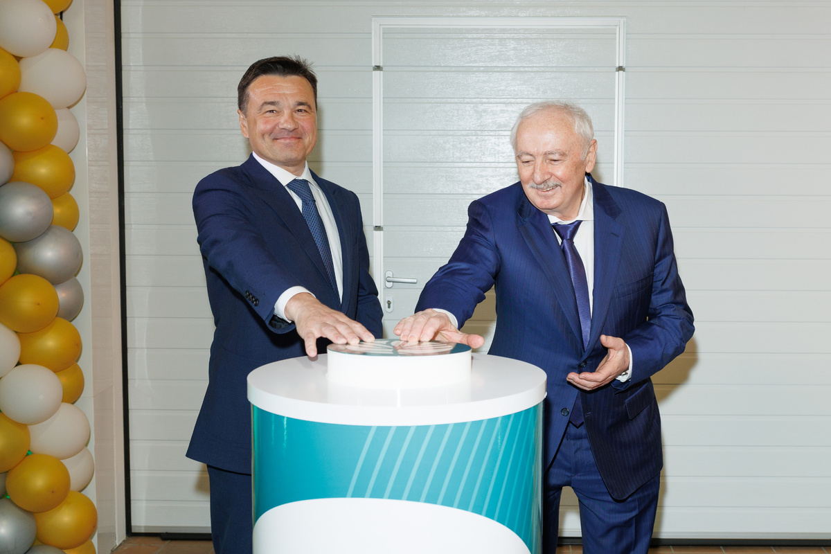 Губернатор Московской области Андрей Воробьёв и генеральный директор компании «Щёлково Агрохим» Салис Каракотов