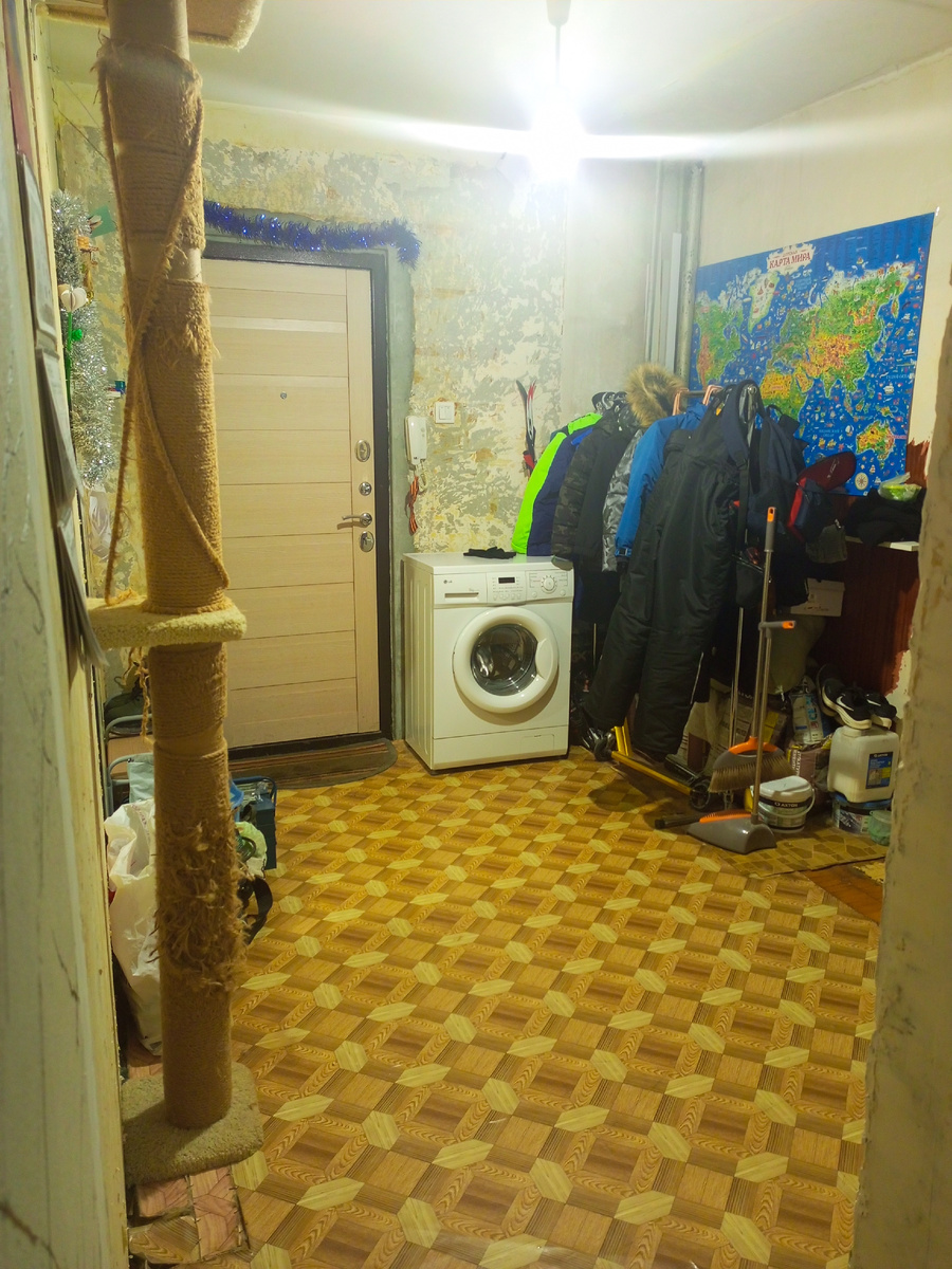 Пока наша прихожая выглядит так.Решила запечатлеть ее , и показать что ремонт действительно нам необходим.Через год сравним.