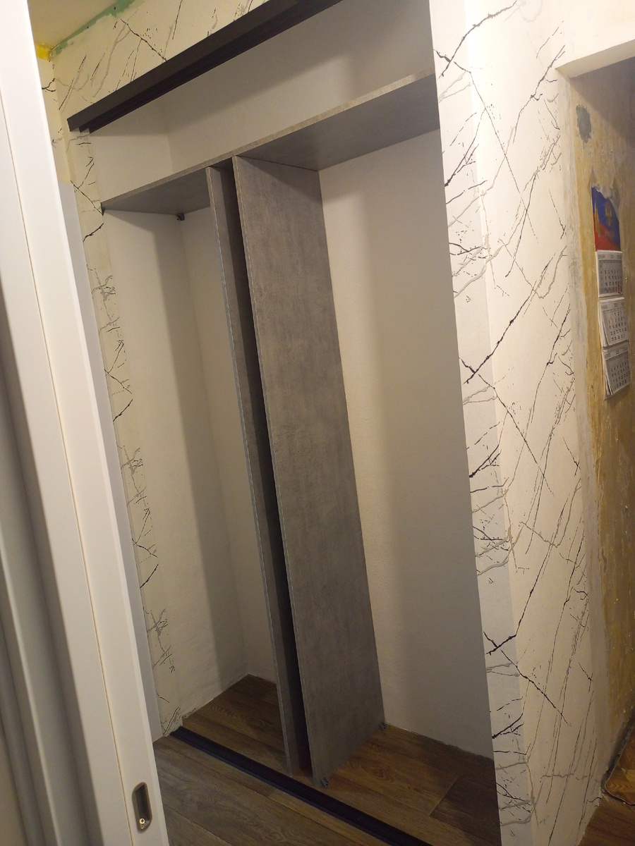 В шкафу начали делать полочки.