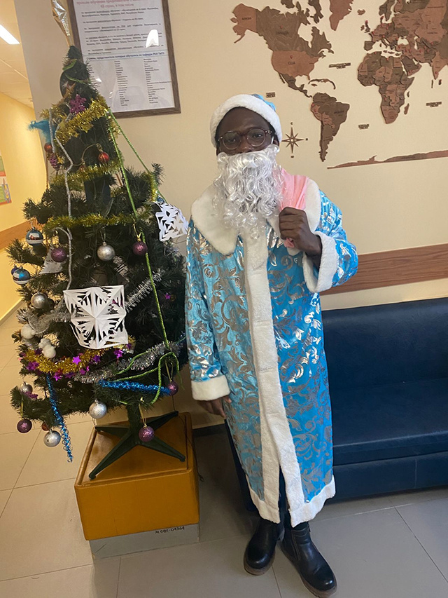 В Твери иностранных студентов учат встречать Новый год по-русски