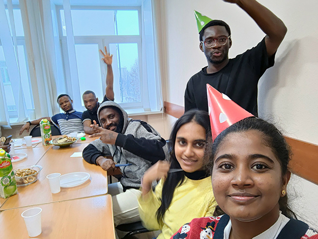 В Твери иностранных студентов учат встречать Новый год по-русски