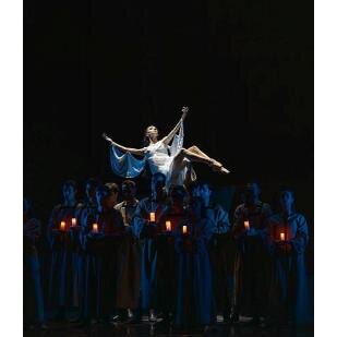 ПОВСЕДНЕВНОСТЬ – ПЛОХОЙ ПЛАЦДАРМ ДЛЯ НАБЛЮДЕНИЯ ЗА ТЕМ, КАК МЕНЯЕТСЯ лицо того или иного коллектива, очага культуры. В лихорадке буден мы часто не замечаем, какие радикальные процессы происходят рядом, как проявляются скрытые закономерности роста, черты естественного развития, прорыва. Такой прорыв наблюдается в последние несколько лет в главном музыкальном очаге столицы.