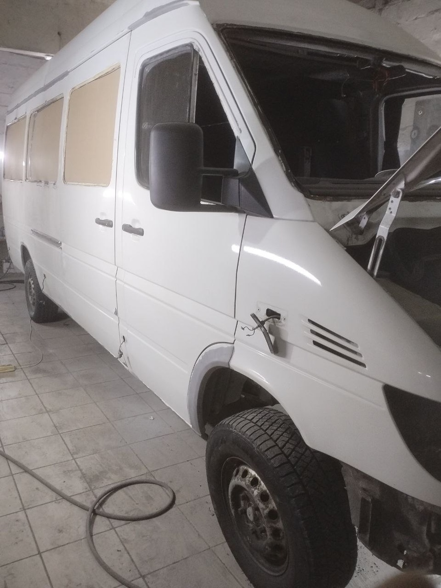 Срезали стекла и закрыли оконные проемы