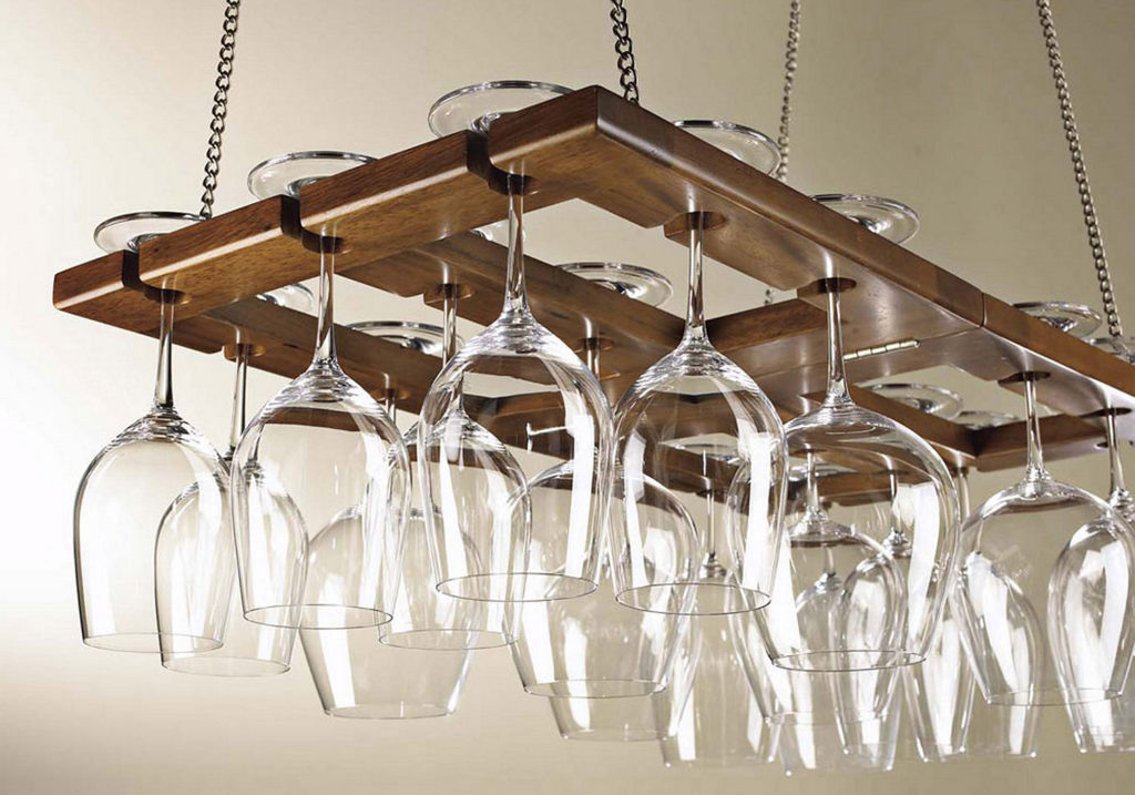 Подвес для бокалов — самая простая и доступная опция для барной стойки