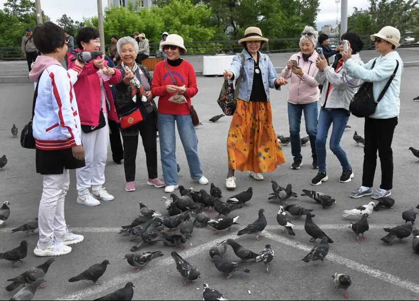     Китайские туристы на центральной площади Владивостока. © РИА Новости. Виталий Аньков