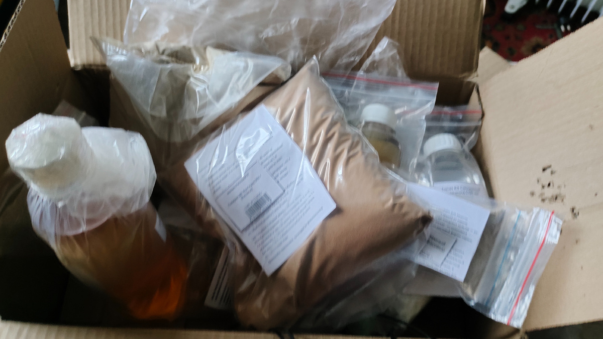 Эту посылку с препаратами получил несколько дней назад. Слева Фалькон 500 мл, большой пакет Полирам ДФ, далее пузырьки с Децисом (желтый) и Топазом (белая жидкость), в малом пакете 100 гр. Хоруса. 