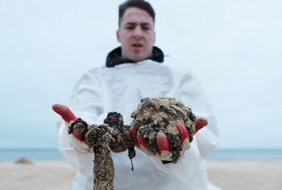    Уборка мазута на берегу Анапы