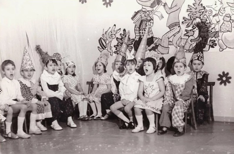 новогодний утренник, старое фото / dzen.ru