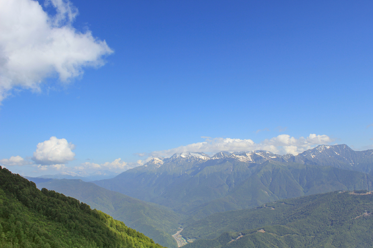 Горная панорама вокруг долины реки Лауры. Слева вдали Фишт-Оштенский горный массив.