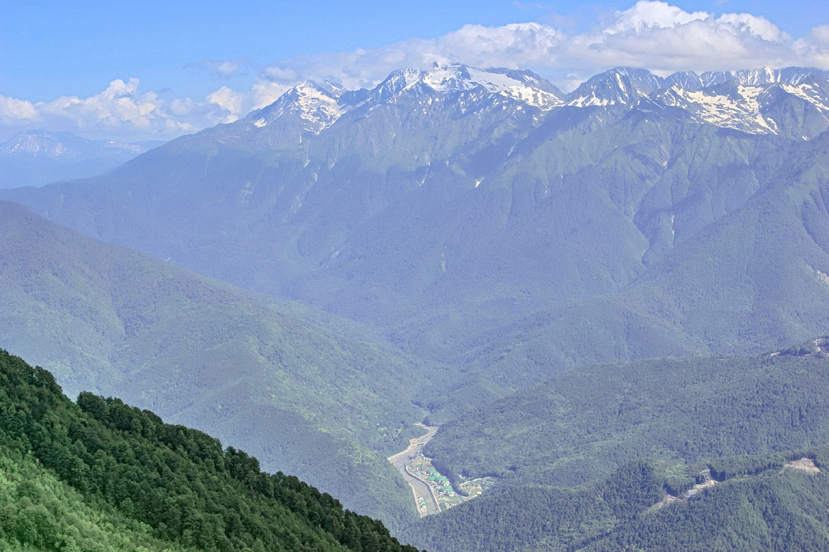Главный Кавказский хребет в районе вершины Чугуш