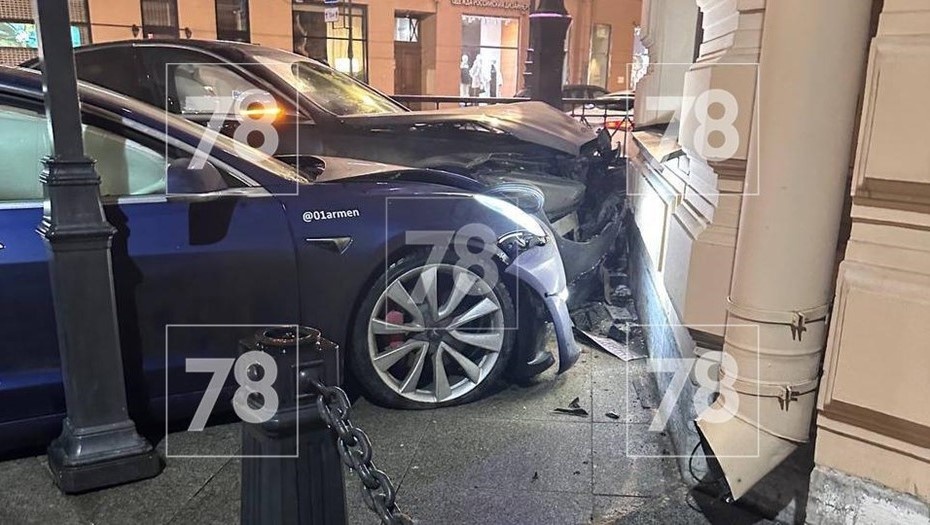    Последствия ДТП с участием Mercedes b Tesla на Большом проспекте П.С. в Петербурге, декабрь 2024 года. Автор фото: 78.ru