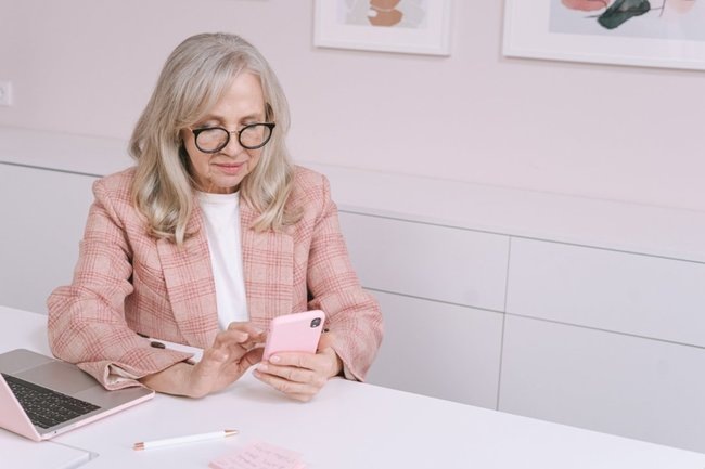    Телефон, женщина, аферисты, мошенники