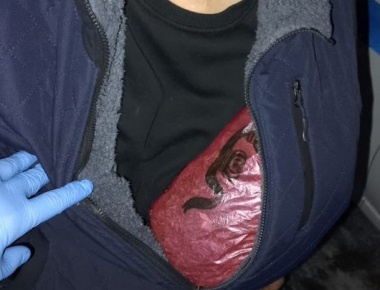 Мужчина прятал "травку" за пазухой