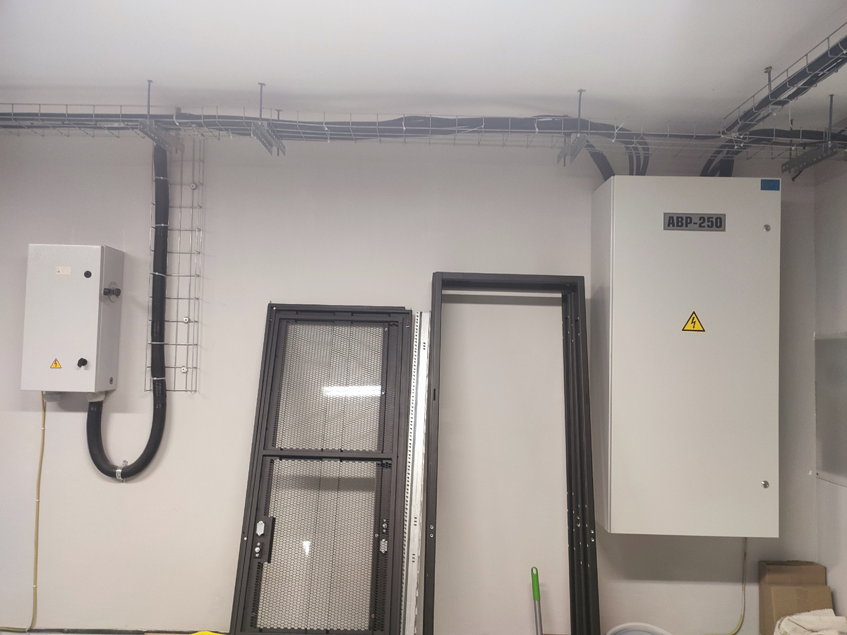 Ввод электропитания через АВР, по периметру проложена шина заземления