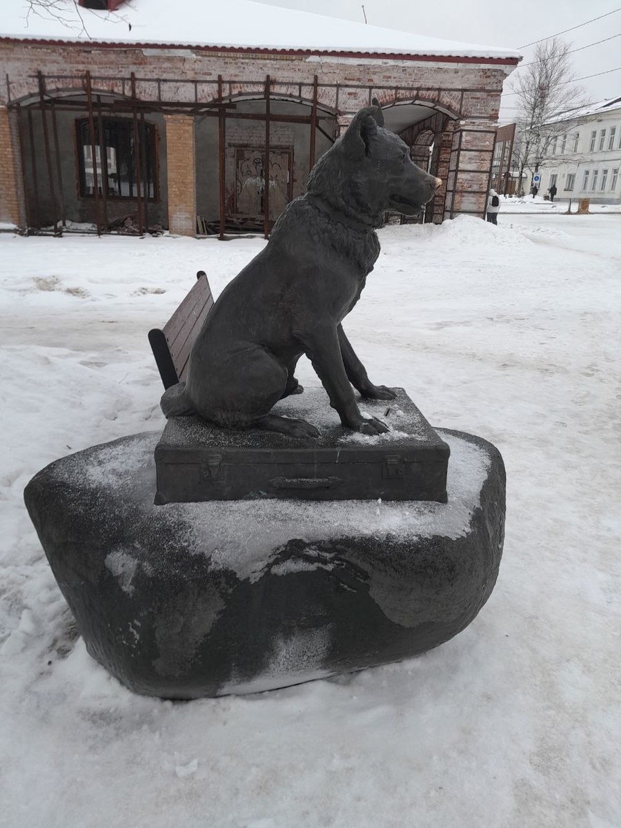 Скульптура - копилка Трезор.