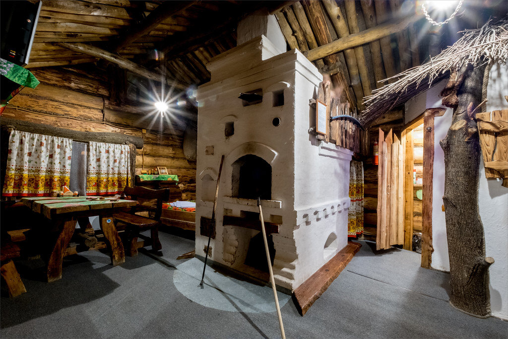 Печь здесь, кстати, не бутафорская. Если попросите, её растопят, и вы сможете сами испечь хлеб или сварить кашу по старинным рецептам. А если возиться с готовкой не хочется, к вашим услугам ресторан "Печки-Лавочки", где подают блюда русской кухни в авторской интерпретации. Обязательно попробуйте мясо, запечённое в хлебном лапте. 

