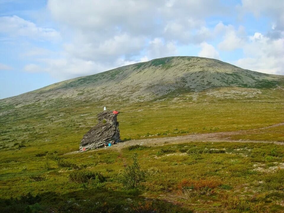 Хотел-Чахль и останец с мемориальной доской сегодня. Не такая она и гора. Из открытого доступа.