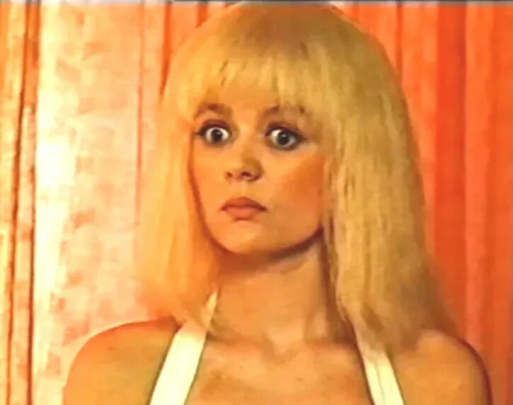 Дебютная роль Юлии в фильме "Действуй Маня" (1991)