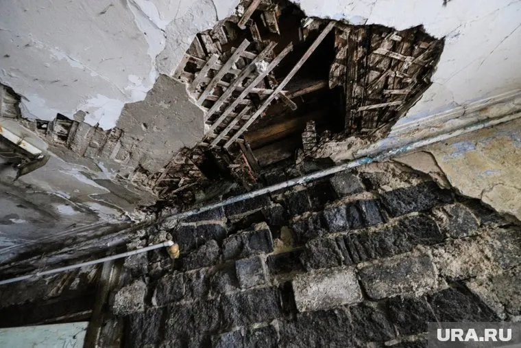 Многодетные семьи годами живут над опасной квартирой
Фото: Екатерина Сычкова © URA.RU