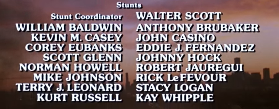 кадр из фильма, в котором имена актёров стоят вместе с именами каскадёров